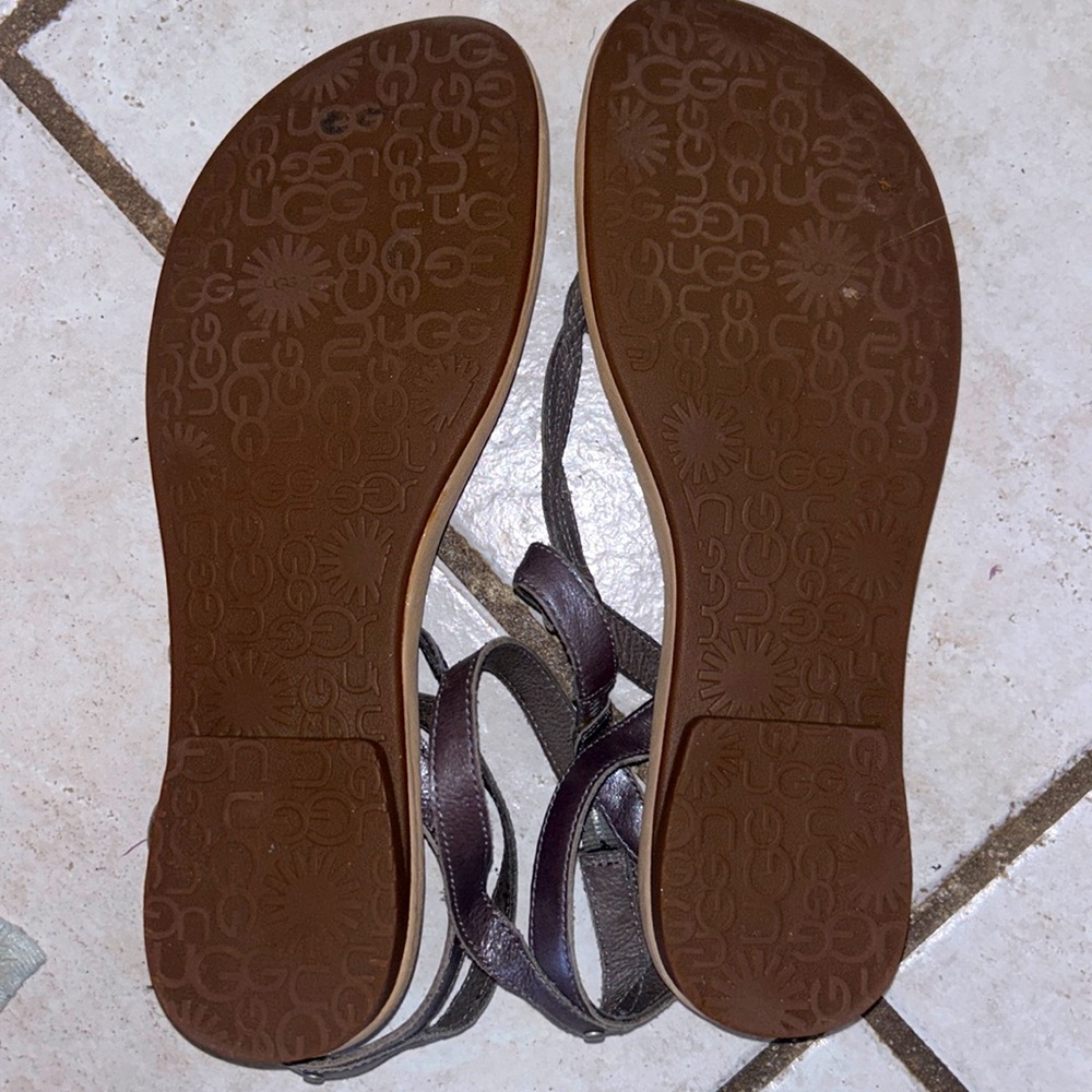 UGG LEATHER T-Strap SANDALS! Strappy ankle. Taupe/Dark Gray 9.5 GREAT Condition! - Picture 9 of 9